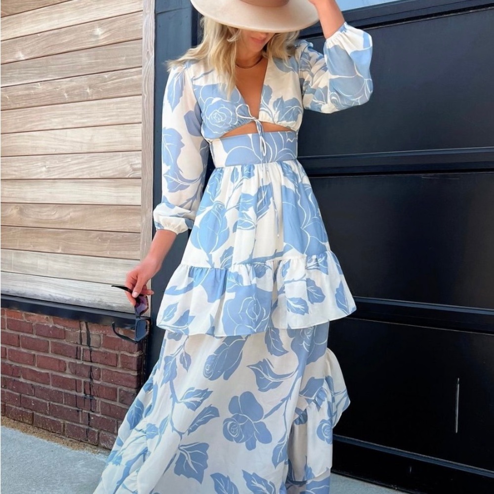 Blue floral print maxi dress
Long, full sleeves with elastic at cuffs
Plunging